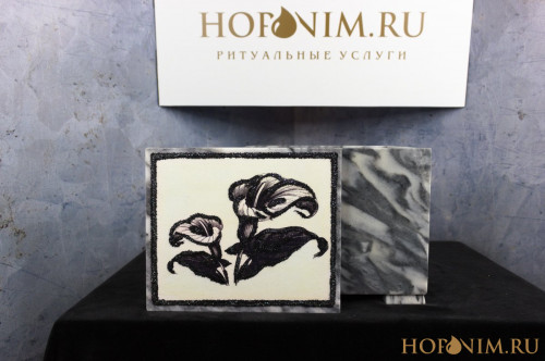 Урна для праха мрамор куб "Каллы"