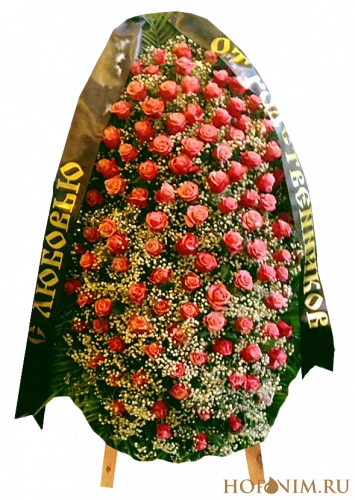 Траурный венок из красных роз и гипсофилы